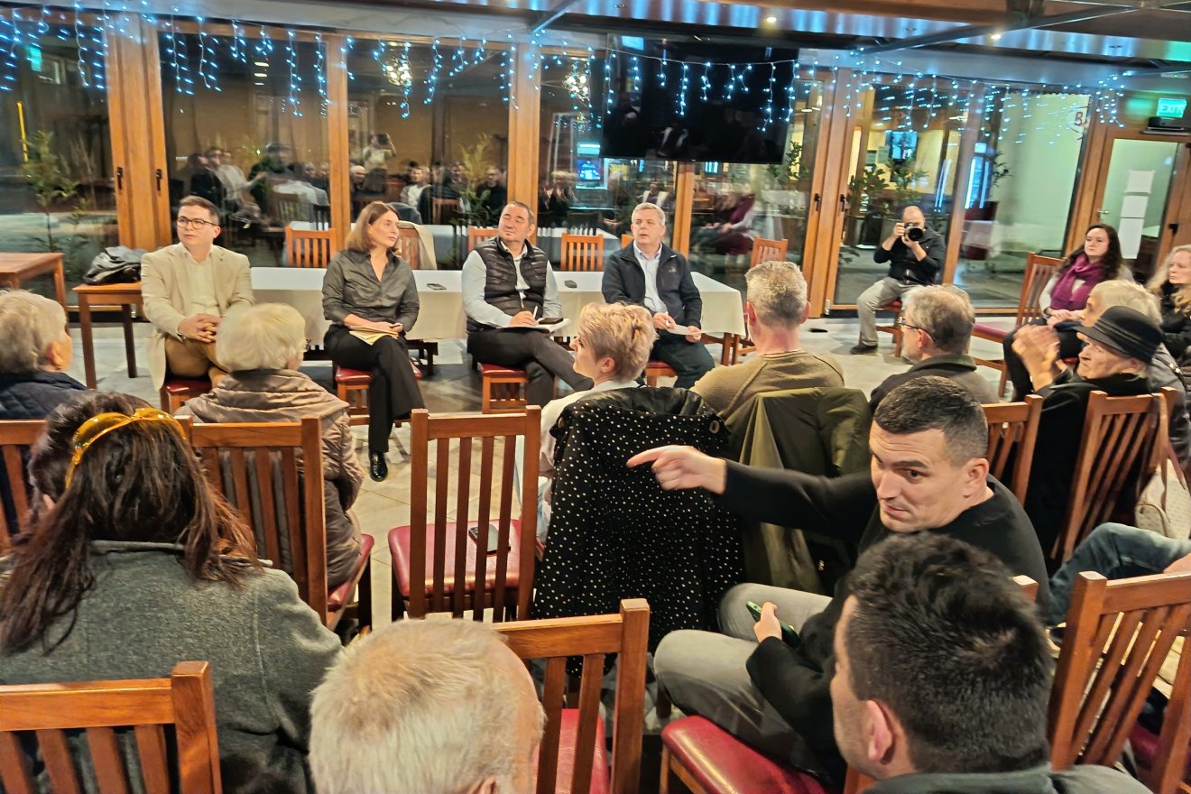 Kevés a parkoló, sok a varjú, nincs a színház repertoárján időseknek szóló darab – dióhéjban néhány felvetődött gond •  Fotó: Bodor Tünde