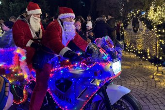 A Színház térre érkeznek a motoros Mikulások