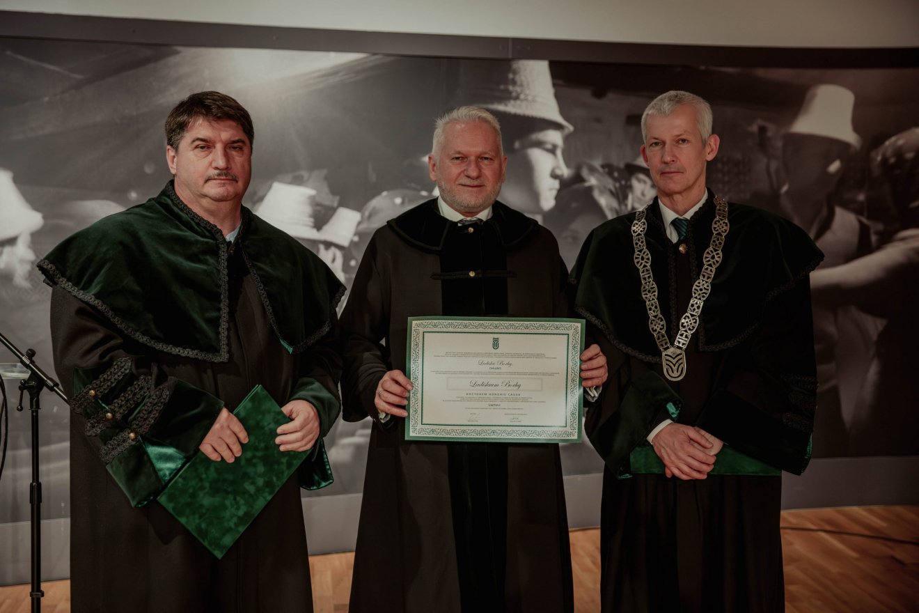 Doctor Honoris Causa címet adományozott a Sapientia EMTE Borhy László régészprofesszornak