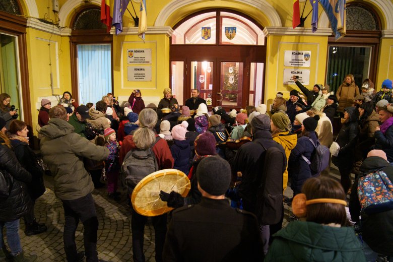 Karácsonyi regölés lámpással, zörgővel és sok jókívánsággal – videóval