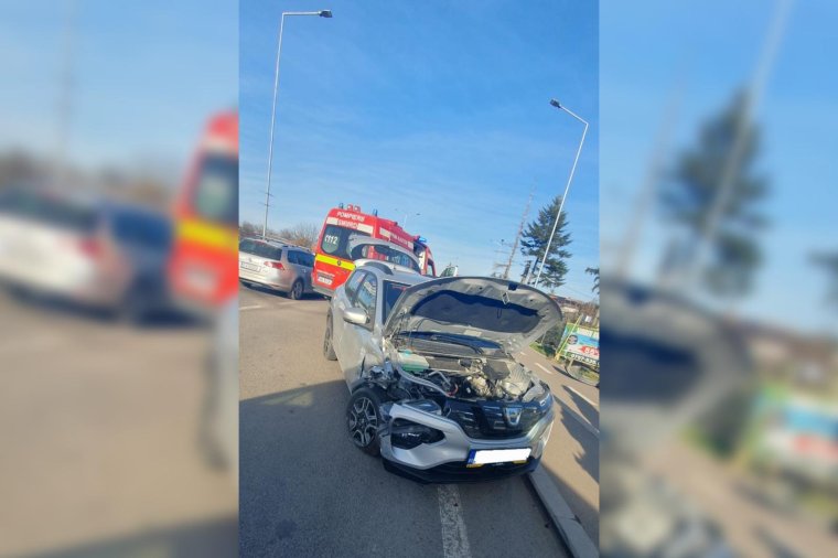 Két autó ütközött Sepsiszentgyörgy egyik forgalmas útkereszteződésében