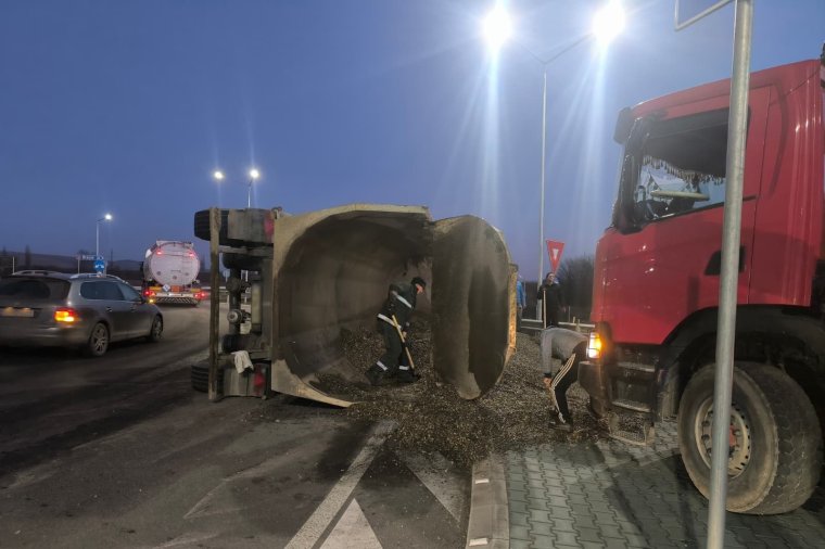 Teherautó borult fel Sepsiszentgyörgy bejáratánál, torlódás alakult ki
