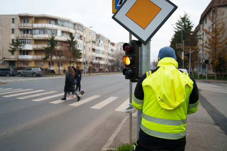 Elindították az új jelzőlámpákat, rendőrök is figyelik a forgalmat Sepsiszentgyörgyön