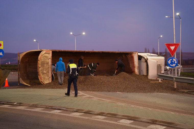 Teherautó borult fel Sepsiszentgyörgy bejáratánál, torlódás alakult ki