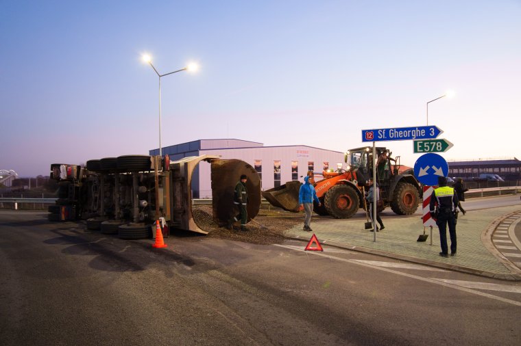 Teherautó borult fel Sepsiszentgyörgy bejáratánál, torlódás alakult ki
