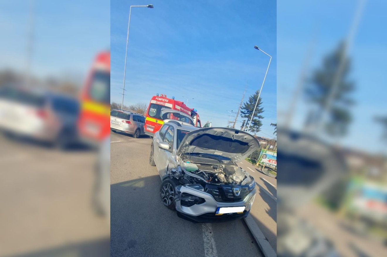 Az ütközés az Oltmező és Csíki utcák találkozásánál történt • Fotó: Kovászna megyei tűzoltóság