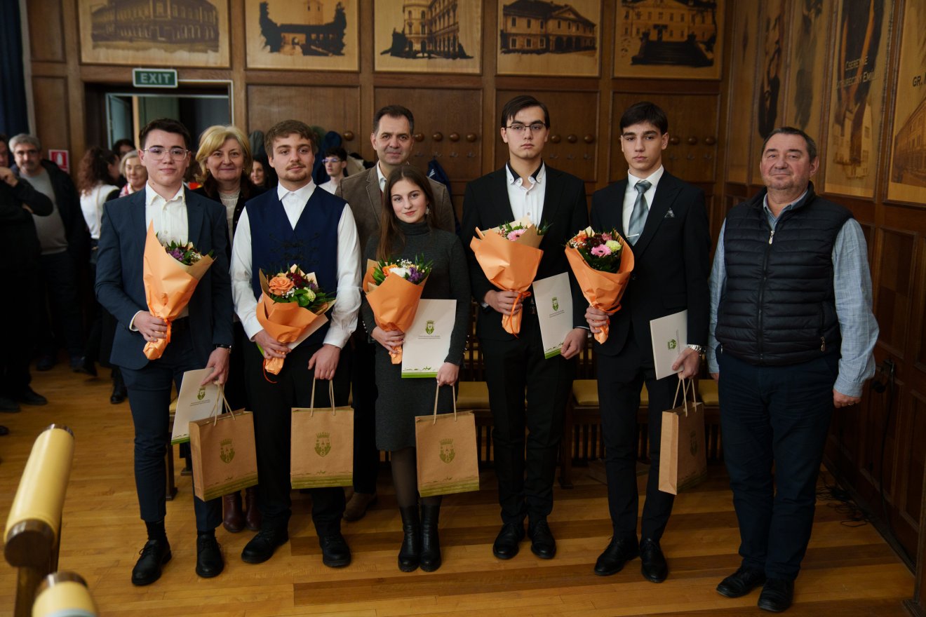 A Székely Mikó Kollégium és a Mikes Kelemen Elméleti Líceum öt diákja részesült elismerésben &bullet;  Fotó: Tuchiluș Alex