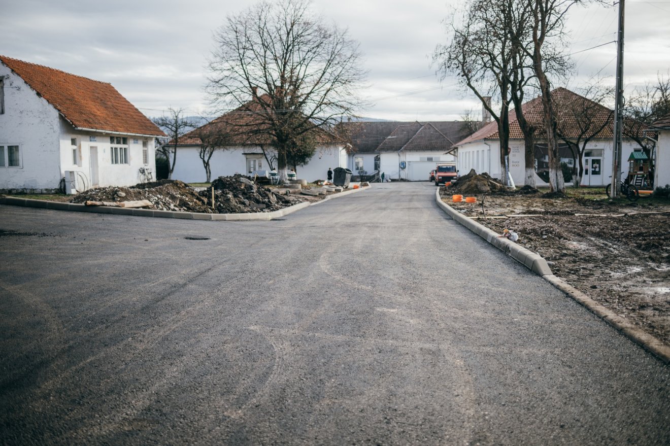 Szépen halad a baróti kórház udvarának felújítása, rendezése &bullet;  Fotó: Benedek Huszár János/Facebook