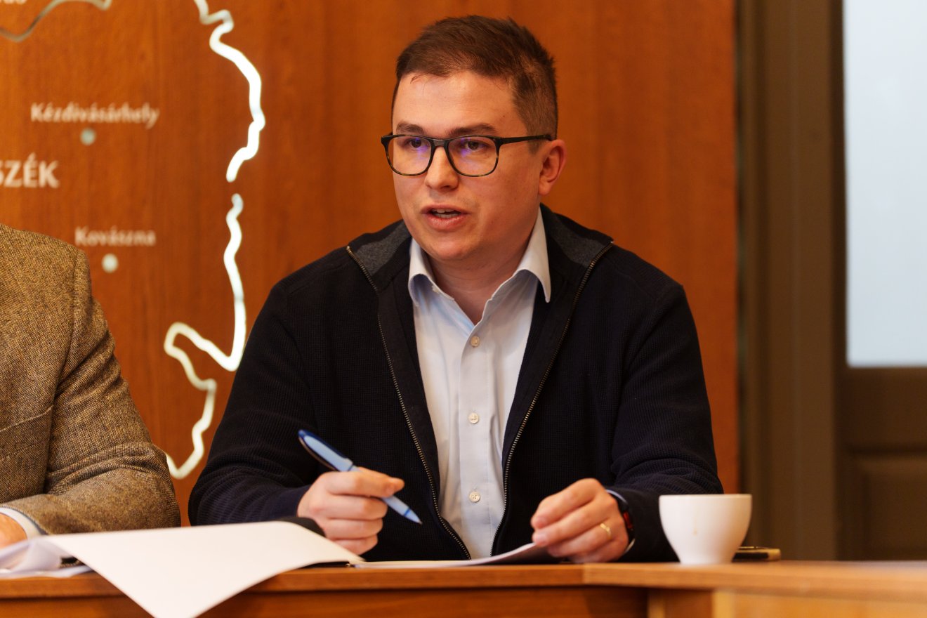 Zsigmond József: sokan élnek az alkalommal és megosztják az őket foglakoztató kérdéseket •  Fotó: Tuchiluș Alex