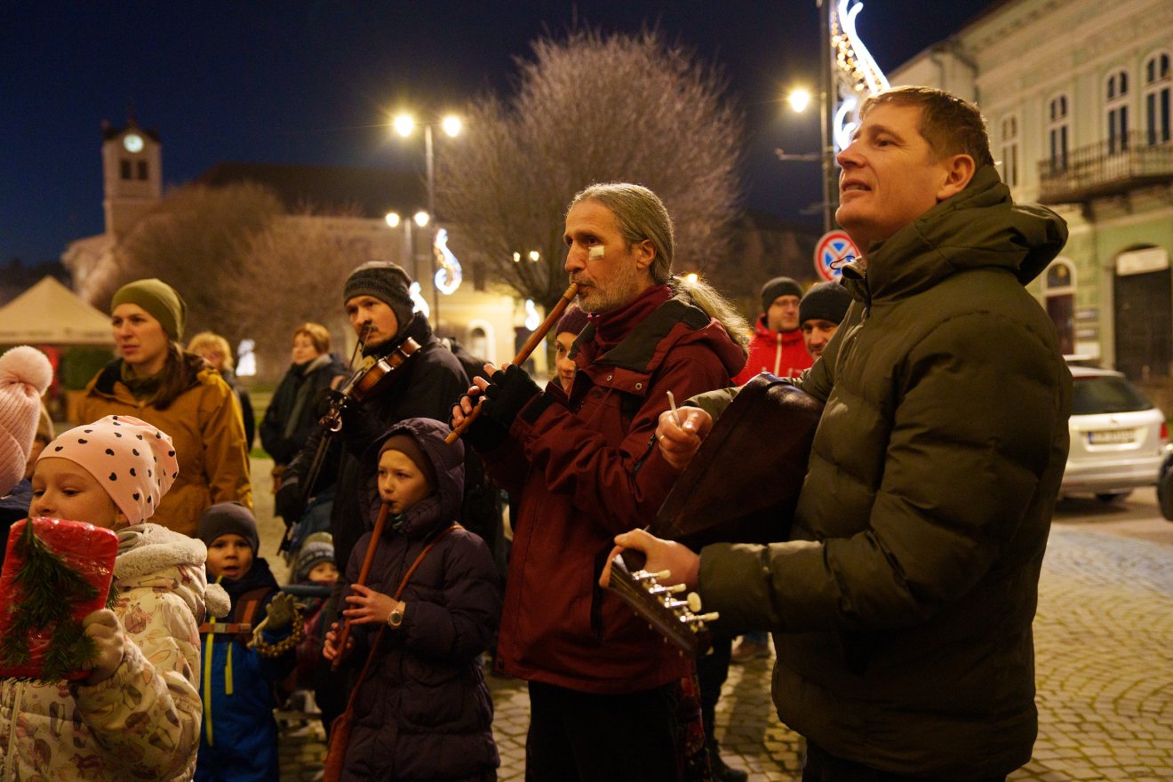 A regösök a Porka havak esedesnek – de hó reme, róma című éneket énekelték &bullet;  Fotó: Tuchiluș Alex