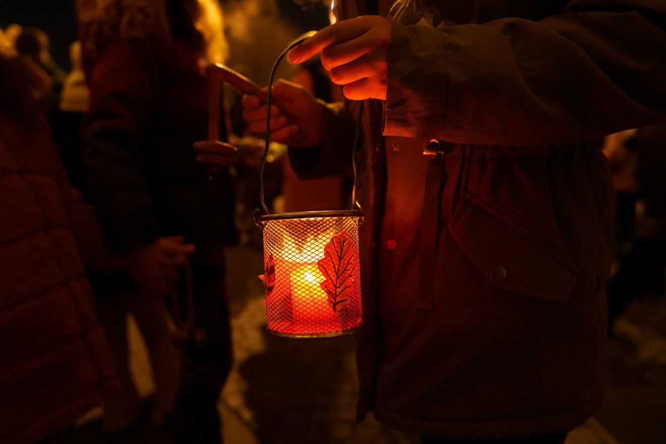 Lámpásokkal, zörgőkkel érkeztek a gyerekek &bullet;  Fotó: Tuchiluș Alex