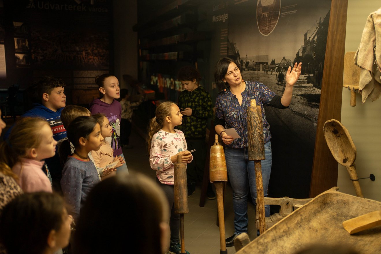 A múzeumban a gyerekek magyarázattal ismerkedhettek a múlt századok mindennapjaival &bullet;  Fotó: Turulmadár Egyesület