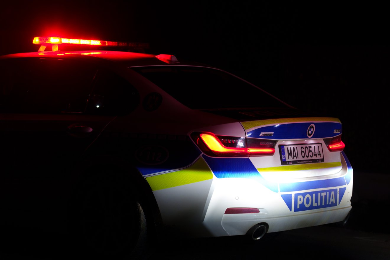 Rendőrt késeltek meg hátulról tegnap este