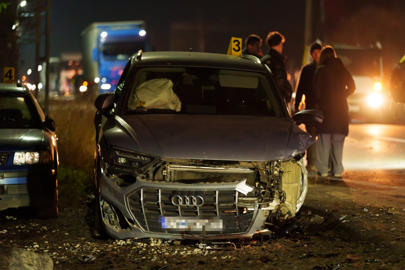 Két autó ütközött, két másik is megrongálódott a balesetben