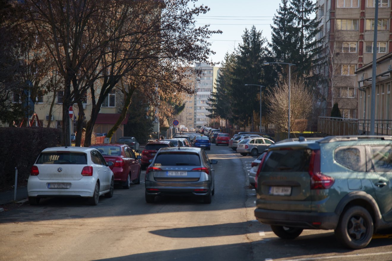 Autósor jobbról, balról – az utóbbi pár évben minden talpalatnyi hely megtelt •  Fotó: Tuchiluș Alex