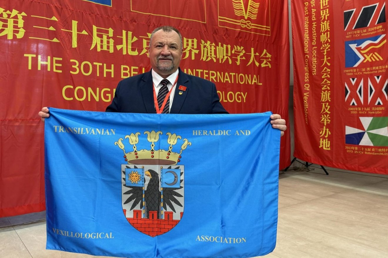 Szekeres Attila István az Erdélyi Címer- és Zászlótudományi Egyesület címeres zászlajával Pekingben •  Fotó: Remigijus Bimba