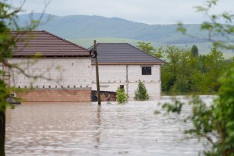 Az árvíz sújtotta Nagyborosnyón nyújtanak segítséget az Ökumenikus Segélyszervezet munkatársai