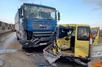 A szerencsén múlt, hogy nem sérültek meg az útjavítást végző munkások egy figyelmetlen teherautós miatt