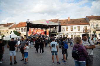 Sokadalom kánikulában és esőben