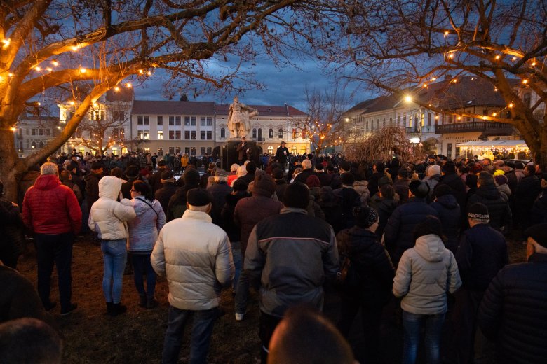 Tüntetés Kézdivásárhelyen: az adóemelés úgy jött rá a drágulásokra, mint „tortára a cseresznye”