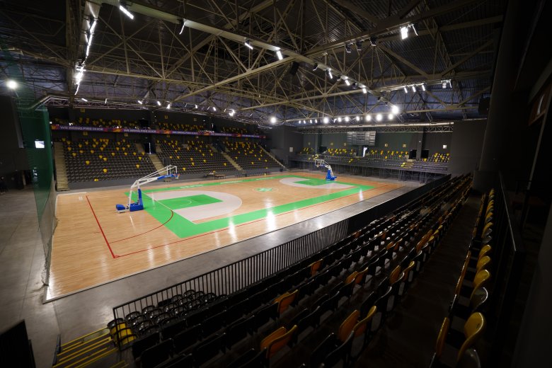 Csillog-villog a Sepsi Aréna új padlóburkolata