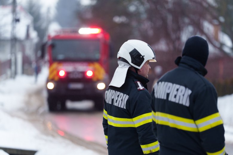 Erdélyi megyékben is be kellett vetni a tűzoltókat a havazás, hóviharok okozta károk elhárítása érdekében