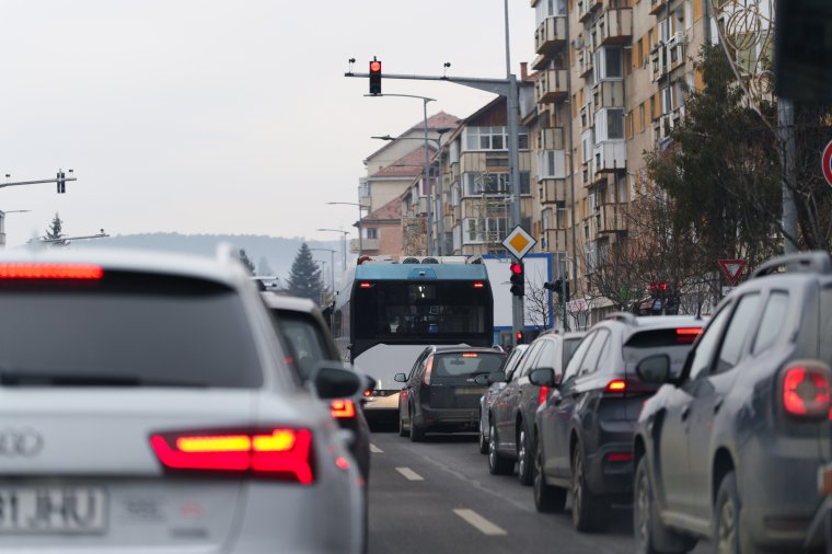 Nem a kilométer sok, hanem a dugó: naponta közel egy órát visz el a munkába járás Romániában