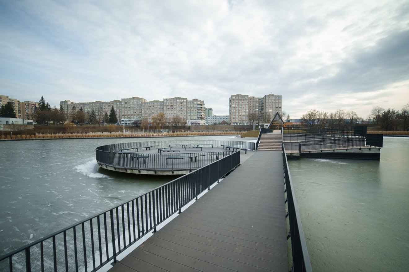 Még jég borítja  a tavat, de tavasszal várhatóan mozgalmas lesz a környék &bullet;  Fotó: Tuchiluș Alex