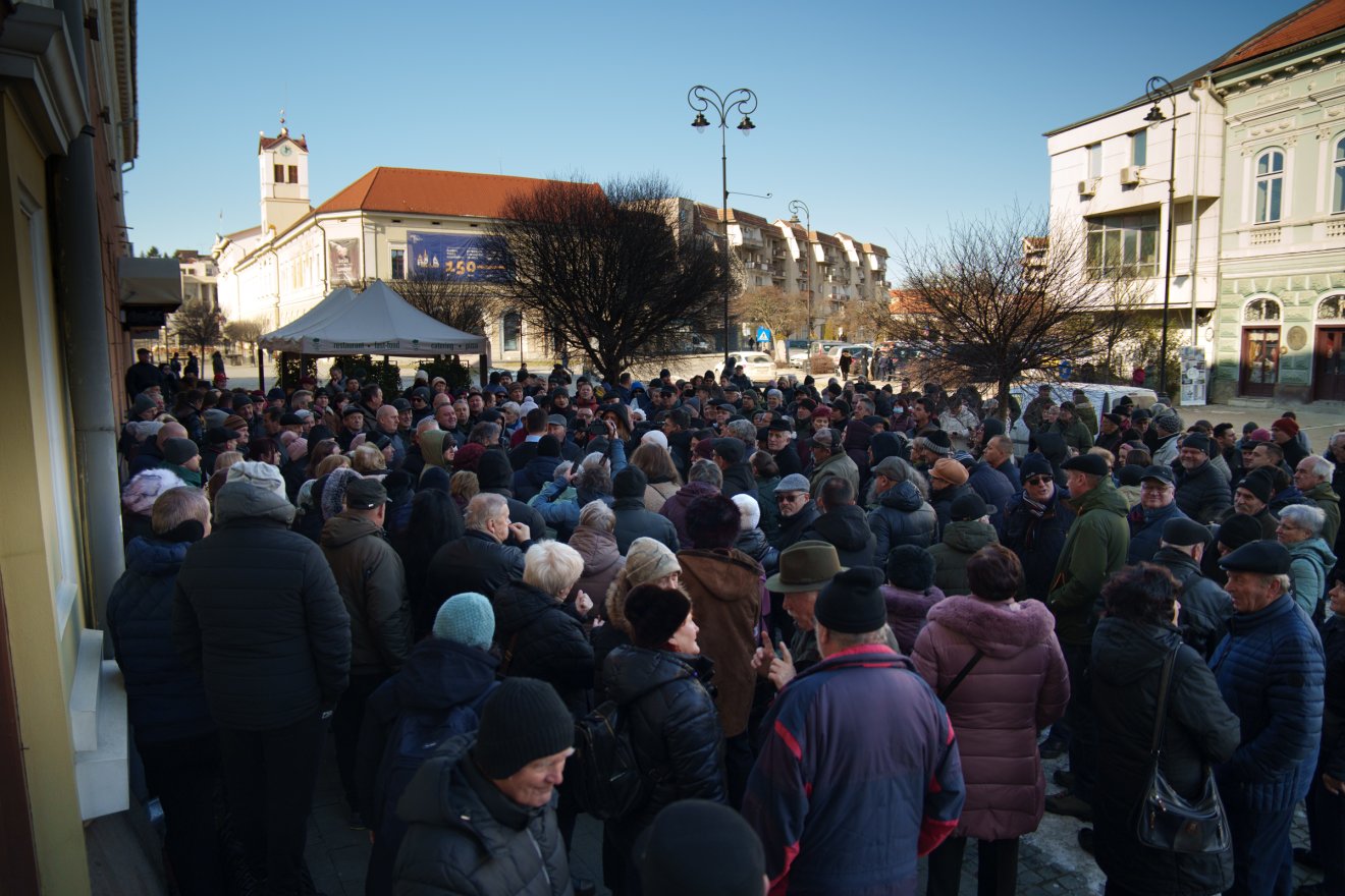 Több százan jöttek el a tiltakozásra, hogy hangot adjanak az elégedetlenségüknek &bullet;  Fotó: Tuchiluș Alex