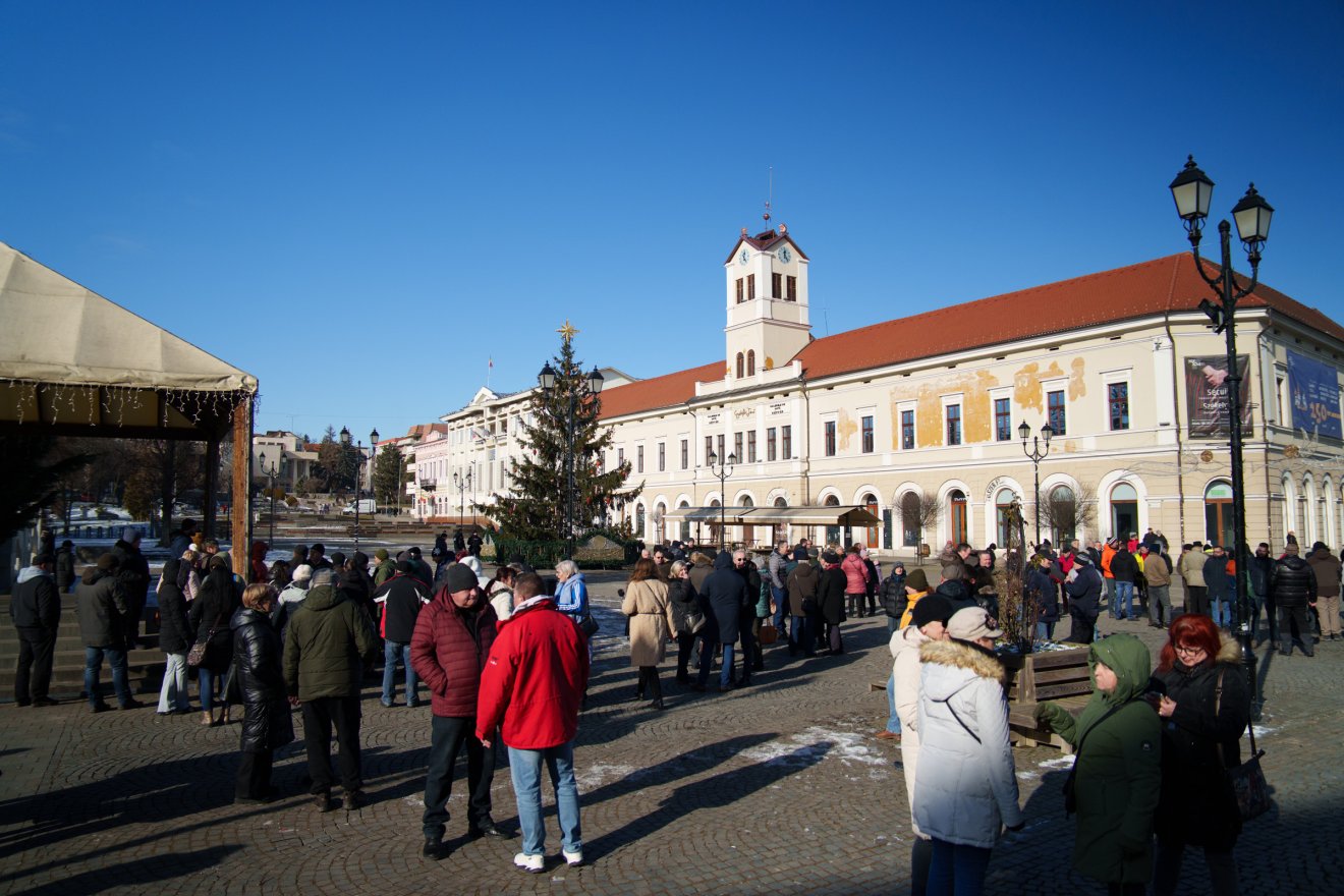 A tömeg egy része a főtéri kőszínpadnál, a másik része a polgármesteri hivatalnál gyülekezett &bullet;  Fotó: Tuchiluș Alex