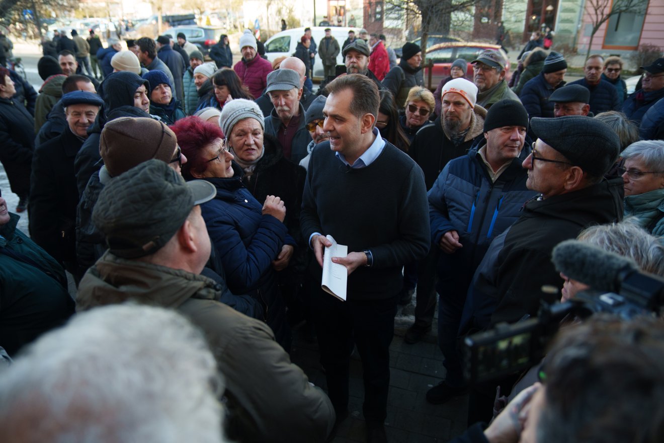 A tömeget Sepsiszentgyörgy polgármestere, Antal Árpád fogadta a városháza épülete előtt &bullet;  Fotó: Tuchiluș Alex