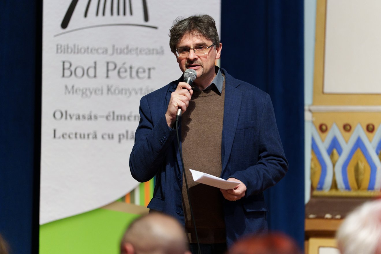 Szonda Szabolcs könyvtárigazgató köszöntötte a szép számban összegyűlt érdeklődőket. &bullet;  Fotó: Tuchiluș Alex