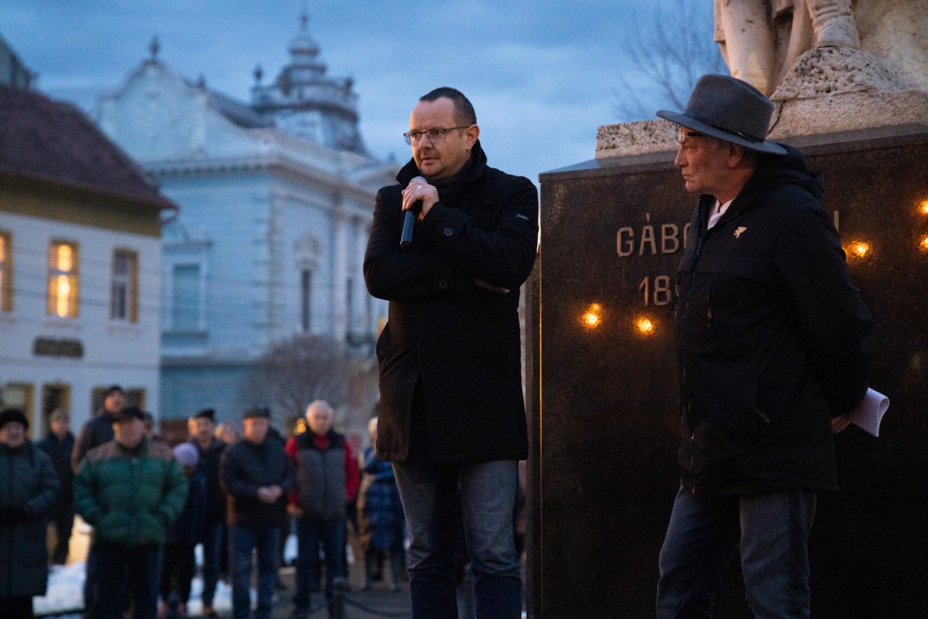 Szilveszter Szabolcs alpolgármester is egyetértett a tüntetők felháborodásával