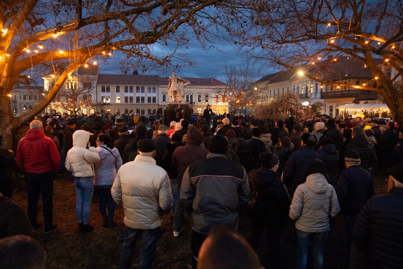 A beszédek végén a tüntetők békésen hazavonultak