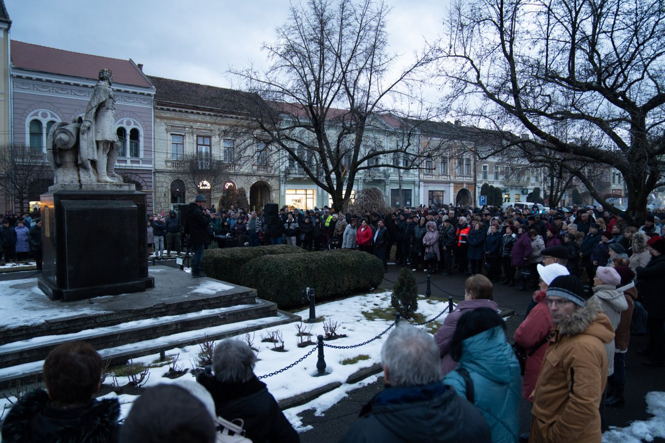 Hétfőn délután több százan gyűltek össze Kézdivásárhely főterén