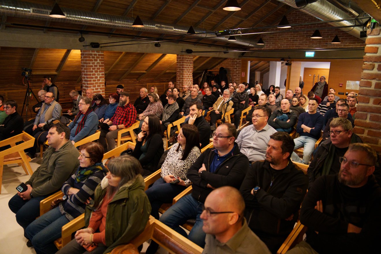 Noha a közösségi médiában azért forrongtak, hogy túl kicsi a terem, az előzetesen regisztrálók közül sem ment el mindenki. Igaz, élő közvetítés is volt az eseményről &bullet;  Fotó: Tuchiluș Alex