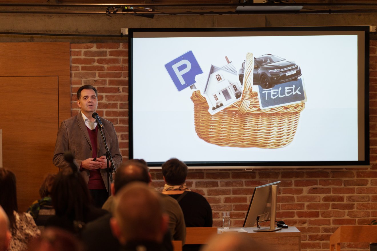 A polgármester „kosárba” tette a lakás-, telek- és autóadót, valamint a parkolási díjakat, így hasonlítva össze a különböző városok adópolitikáját &bullet;  Fotó: Tuchiluș Alex