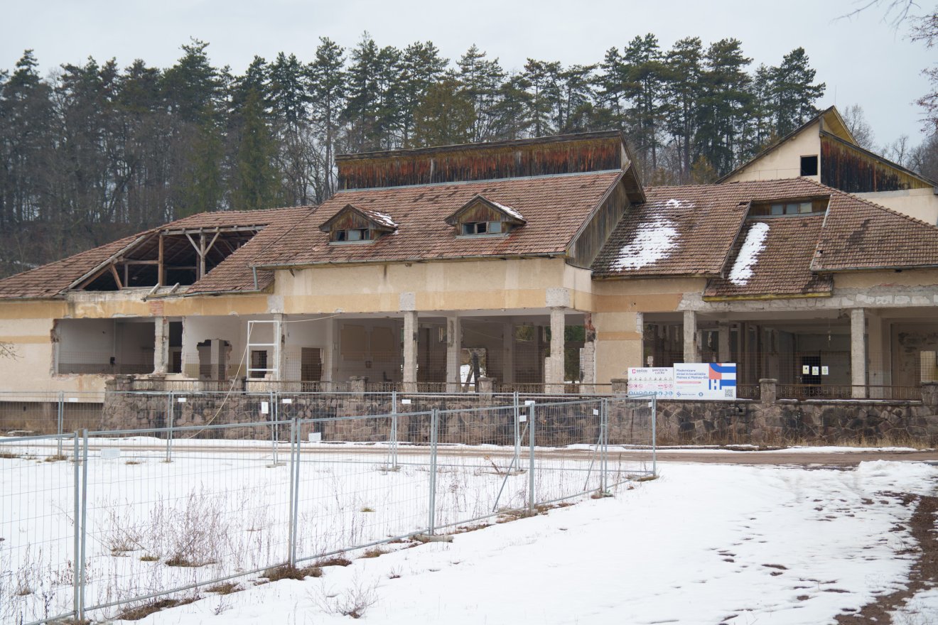 Eltűntek az ablakok, ajtók, de az épület formája és teteje egyelőre megmaradt &bullet;  Fotó: Tuchiluș Alex