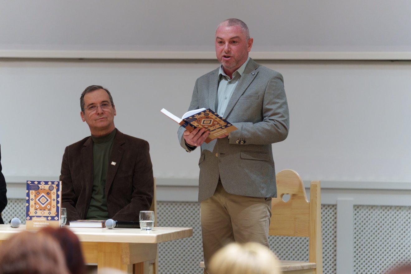 Dr. Kinda István, a SZNM főmuzeológusa ismertette a kötetet &bullet;  Fotó: Tuchiluș Alex