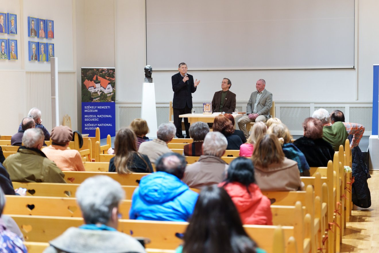 Sok érdeklődő örült a könyv megjelenésének, szerencsések voltak, akik megvásárolhatták a kötetet. &bullet;  Fotó: Tuchiluș Alex