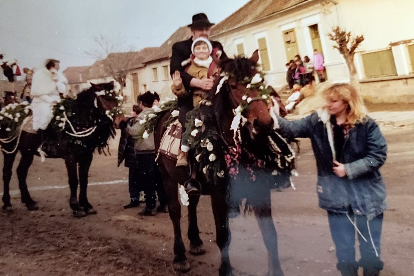 1996-os télűzés Apácán: Valádi Simon Margit unokatestvére a lovas, Margit pedig tartja a lovat &bullet;  Fotó: Valádi Simon Margit személyes archívuma