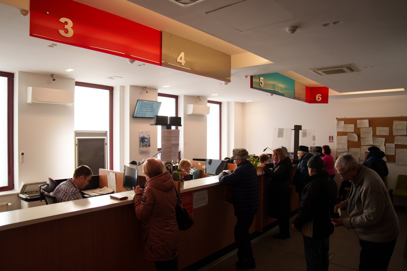 Nyitástól zárásig kígyóznak a sorok a háromszéki városok pénztárainál &bullet;  Fotó: Tuchiluș Alex