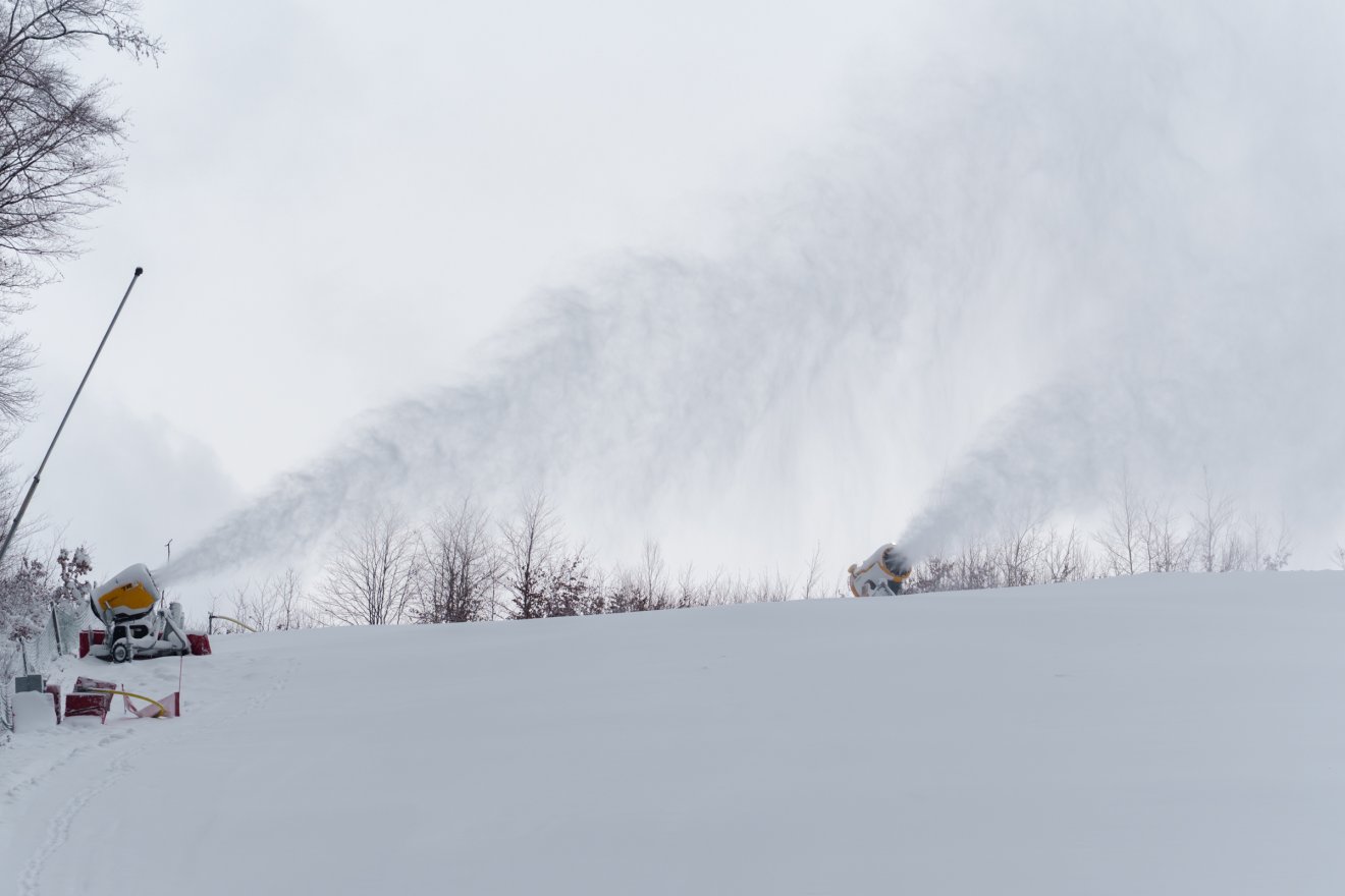 A sípályákon hóágyúkkal próbálják pótolni a havat, de ezeket működtetni körülményes, jelentős kiadásokkal jár &bullet;  Fotó: Tuchiluș Alex