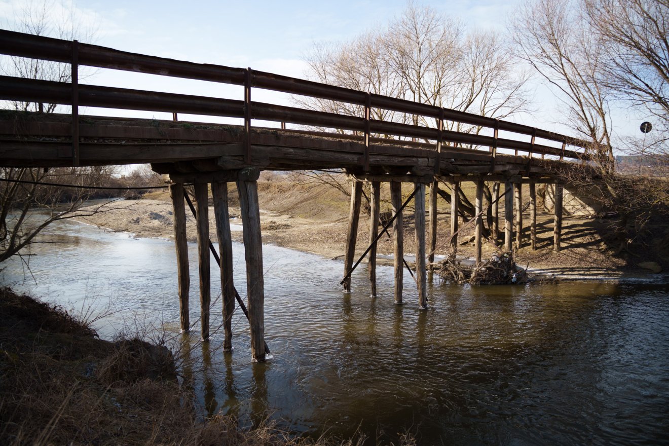 Ezen az ingó lábakon álló hídon kell átkelniük a földjeiket művelni óhajtó gazdáknak &bullet;  Fotó: Tuchiluș Alex