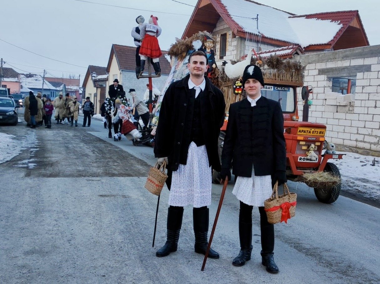 Kissé átformálták, de a szokások lényegét megőrizték Apácán. A ló helyett most már traktor húzza a szekeret &bullet;  Fotó: Valádi Simon Margit személyes archívuma