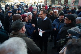 Tiltakozás Sepsiszentgyörgyön: körbevették a polgármestert és nekiszegezték a kérdéseket