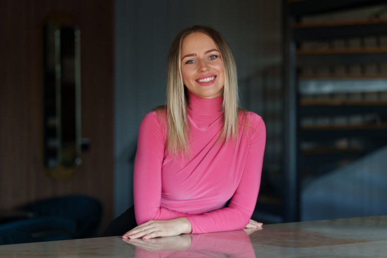 „Ha nem tanulunk nyelveket, azzal saját magunkat korlátozzuk” – egy fiatal útja Gyimesből a brassói ötcsillagos szállodáig