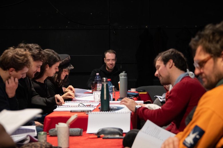 Bolondok tánca: húsba vágó, keserédes humorban bővelkedő történet