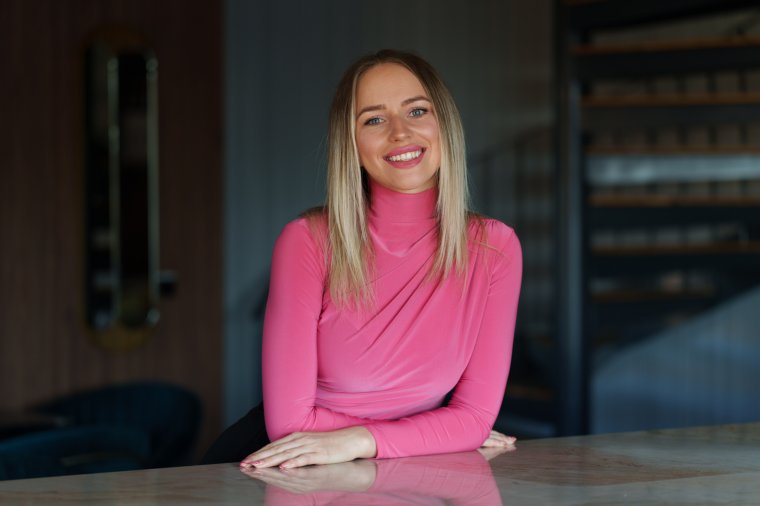 „Ha nem tanulunk nyelveket, azzal saját magunkat korlátozzuk” – egy fiatal útja Gyimesből a brassói ötcsillagos szállodáig