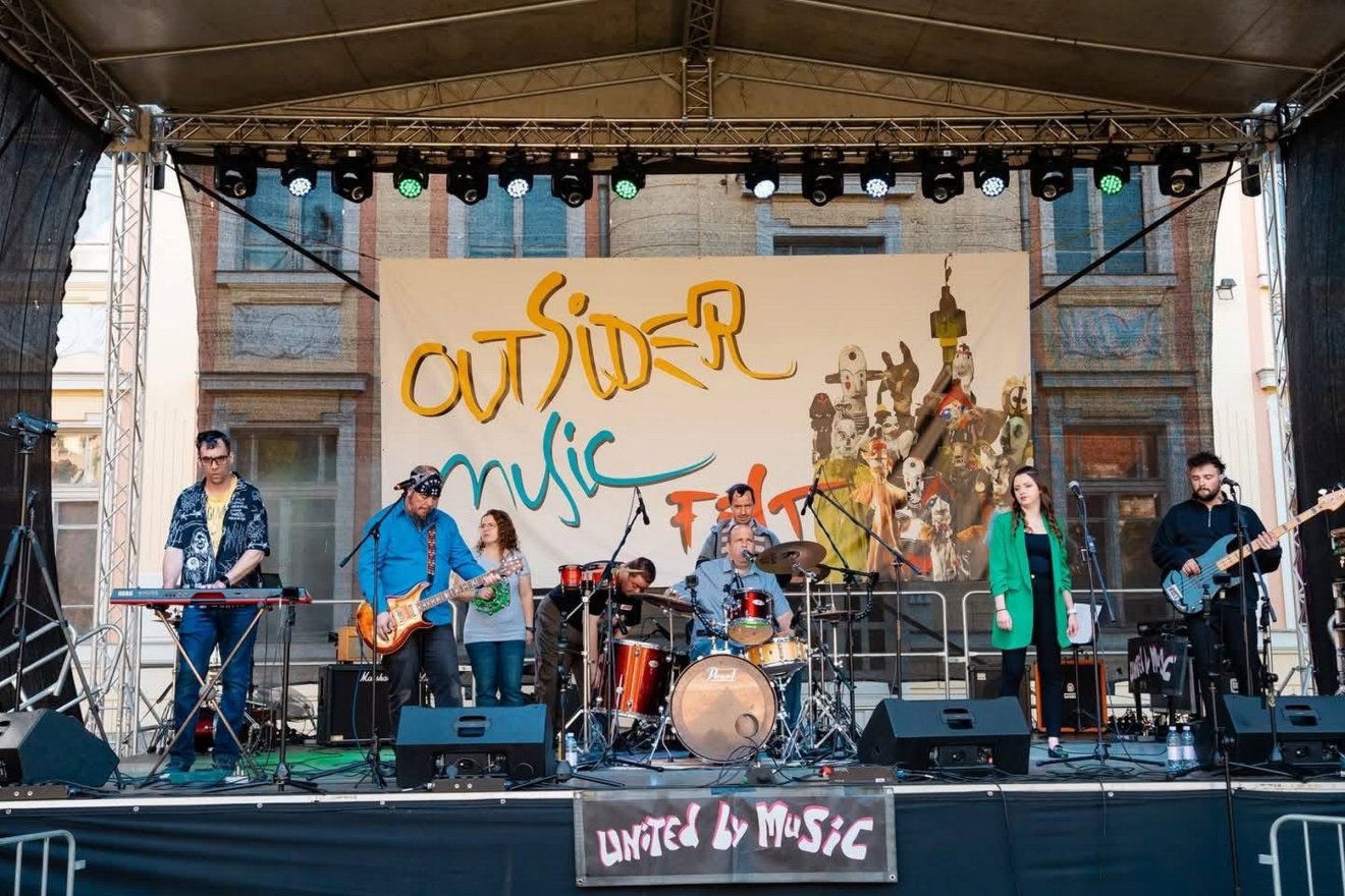 A sepsiszentgyörgyi Diakónia lehetővé tette, hogy a fogyatékkal élőkből álló zenekarok a nagy nyilvánosság előtt is bemutatkozhassanak a Szent György Napokon • Fotó: Diakónia Alapítvány Sepsiszentgyörgy